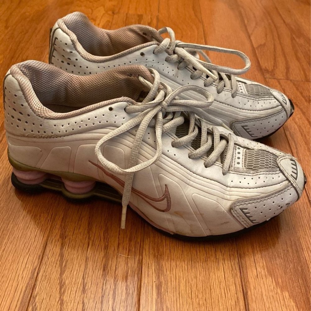 WOMENS Pink Nike Shox Size 7